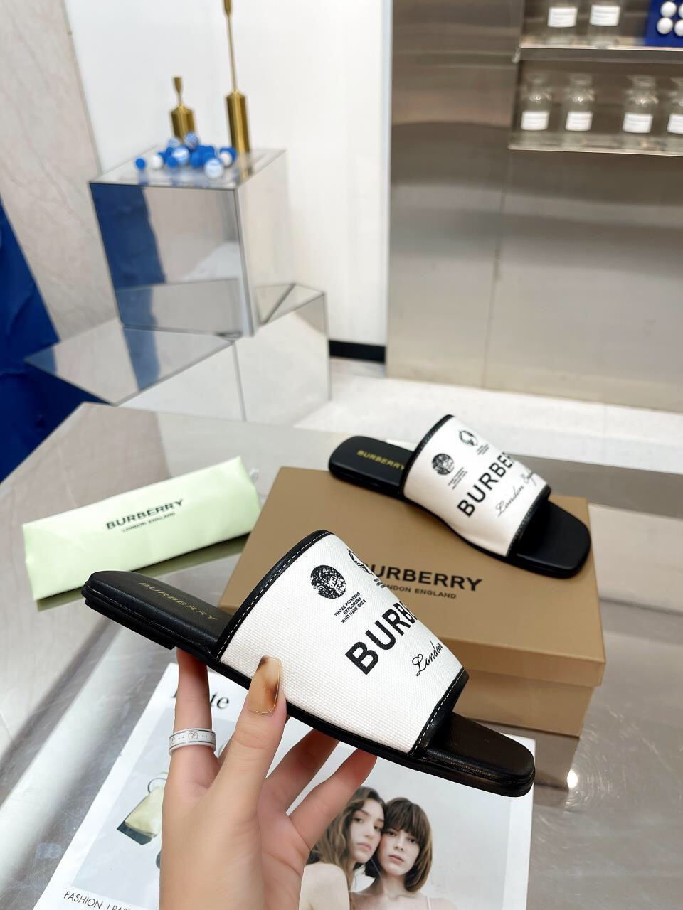 UA Bv*b*rry Slides