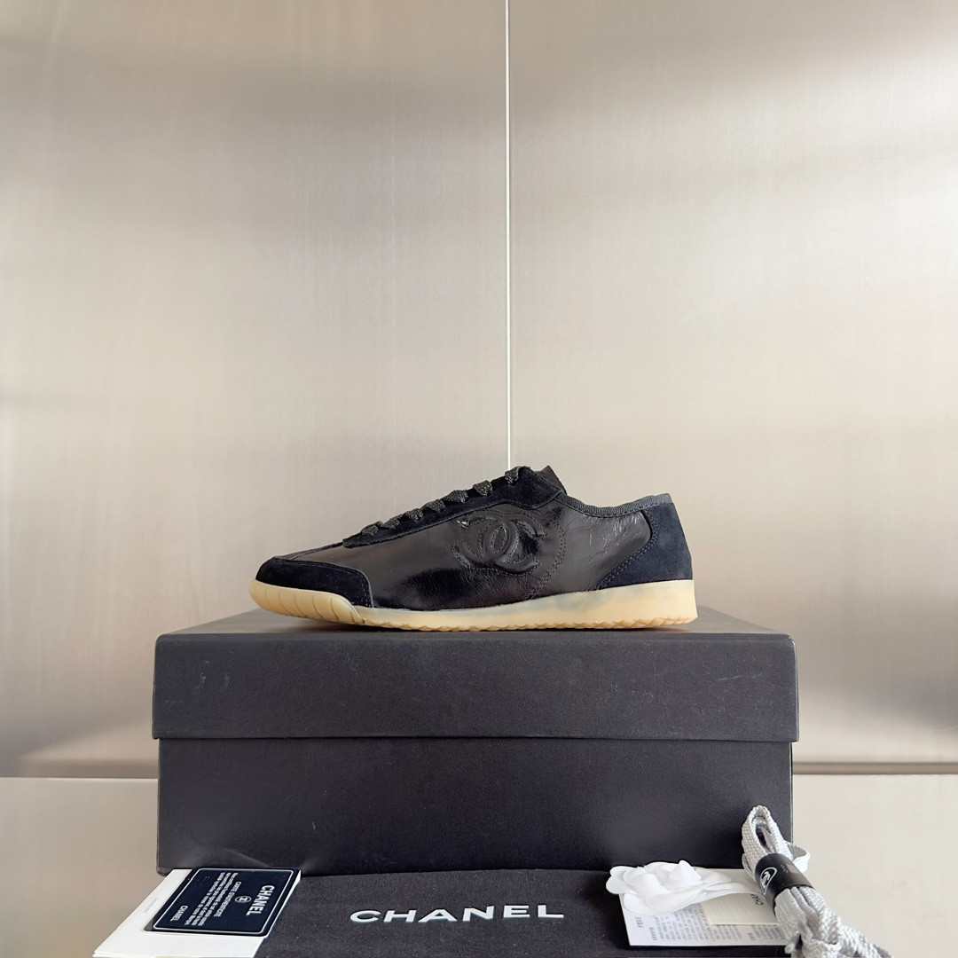 UA Ch**el SNEAKER