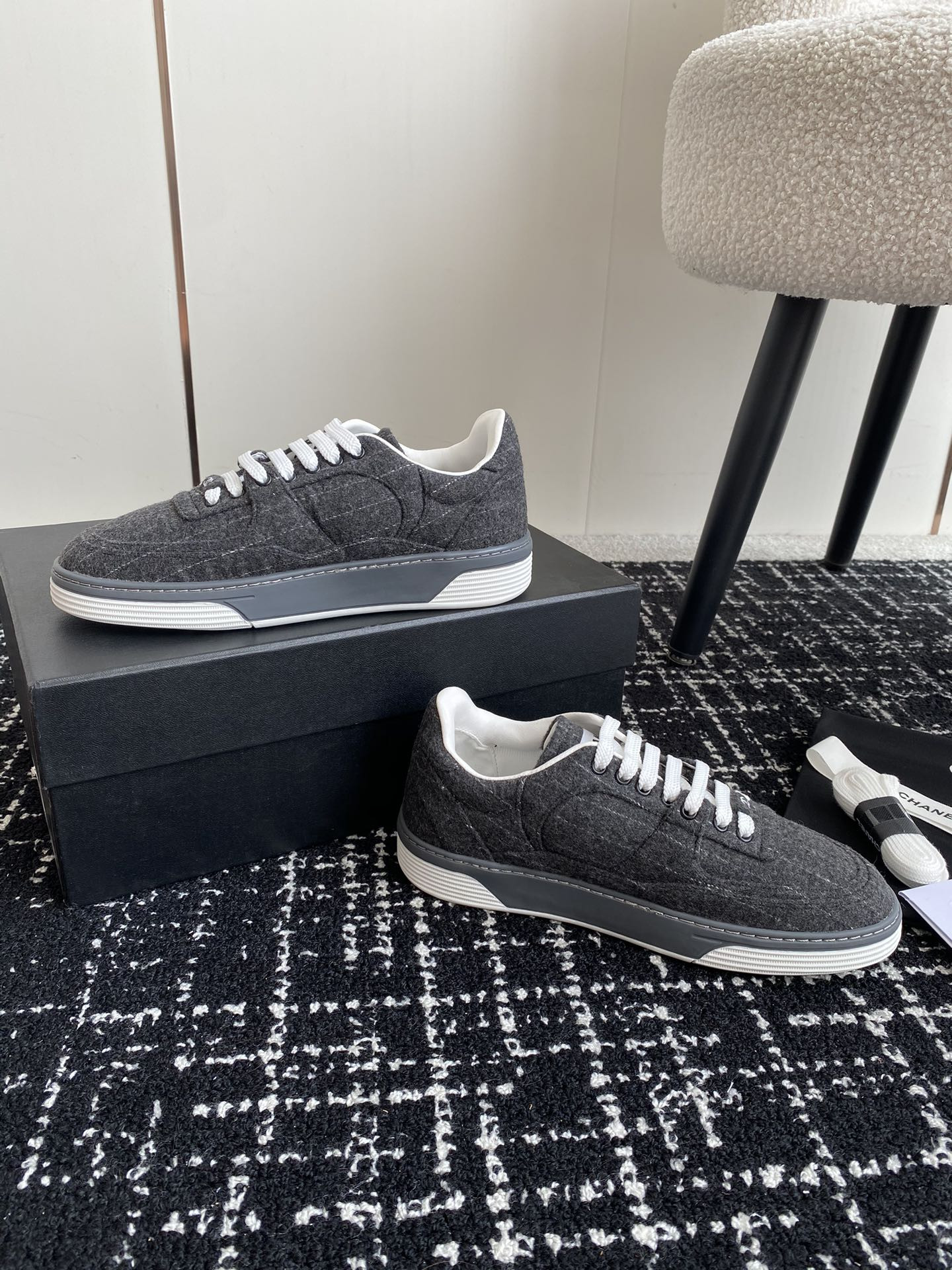 UA Ch**el SNEAKER