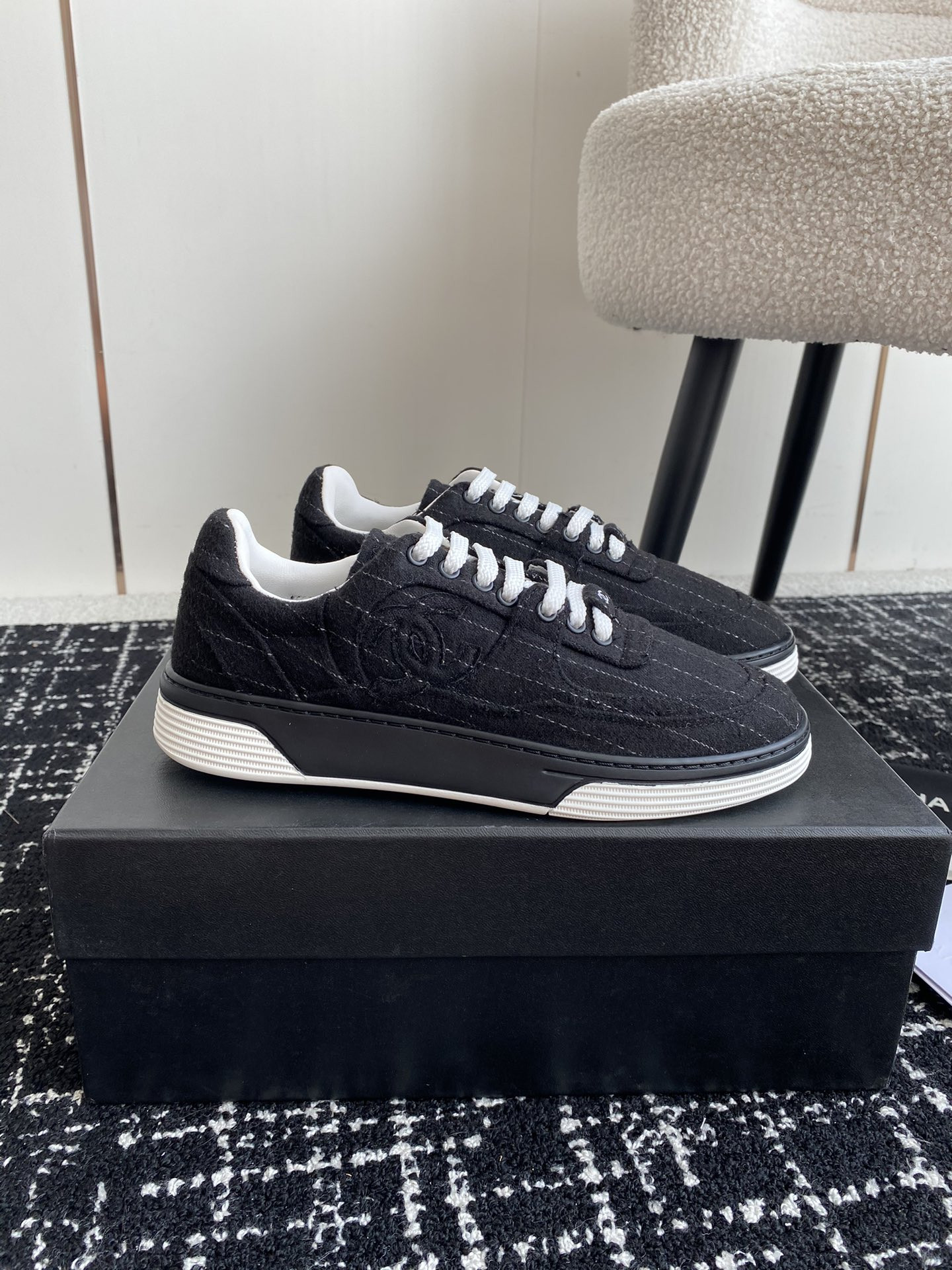 UA Ch**el SNEAKER