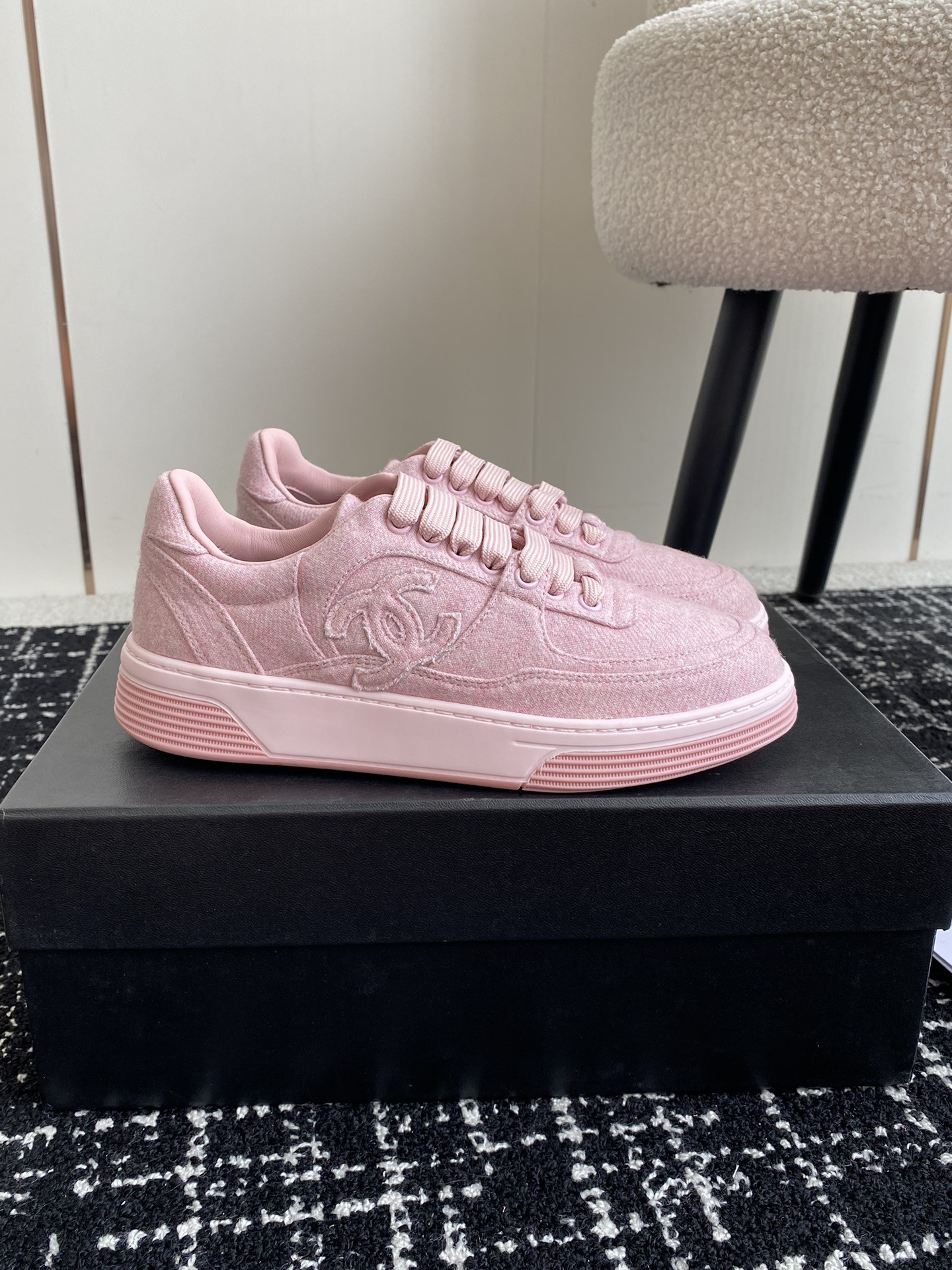 UA Ch**el SNEAKER