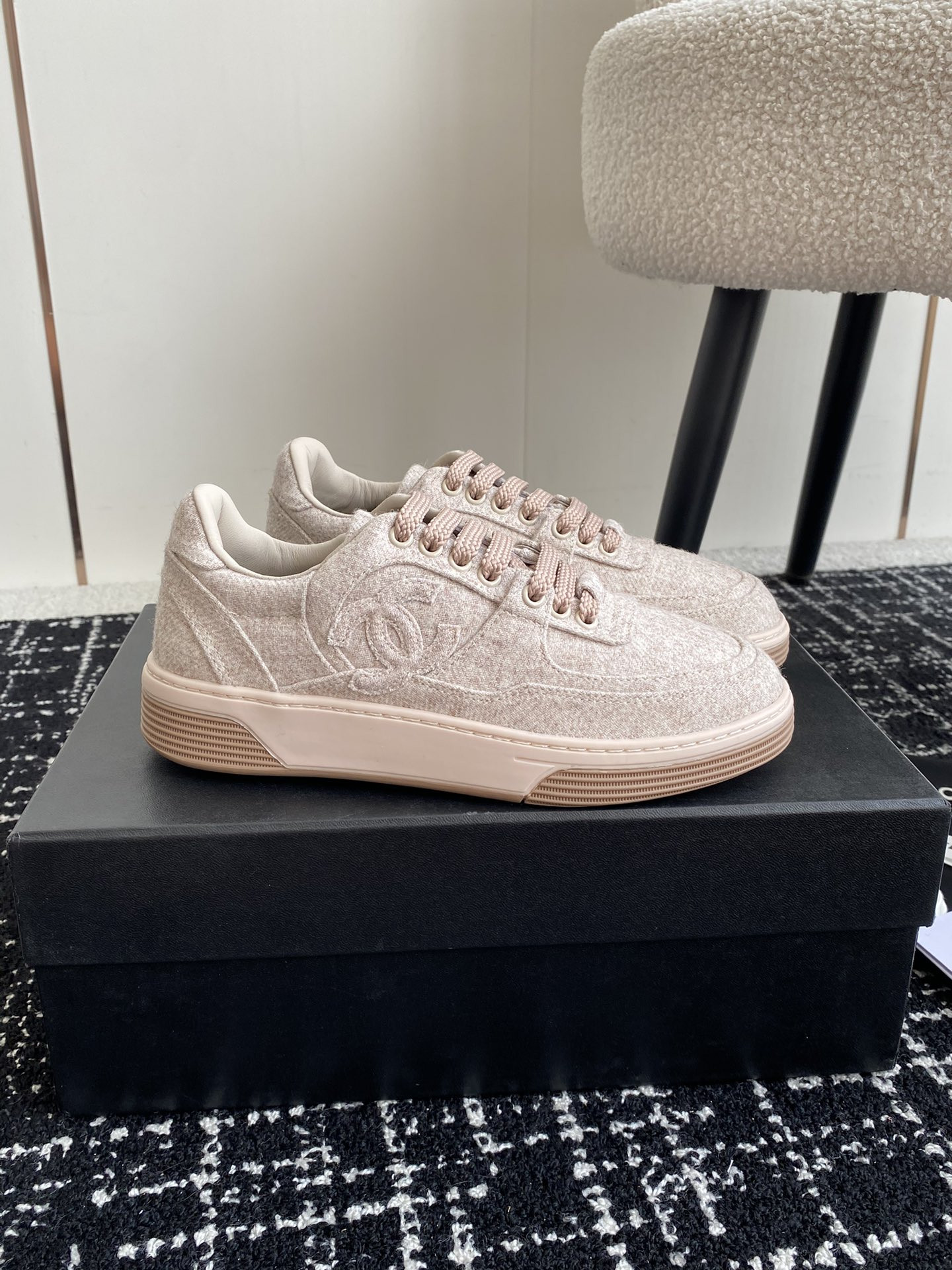 UA Ch**el SNEAKER