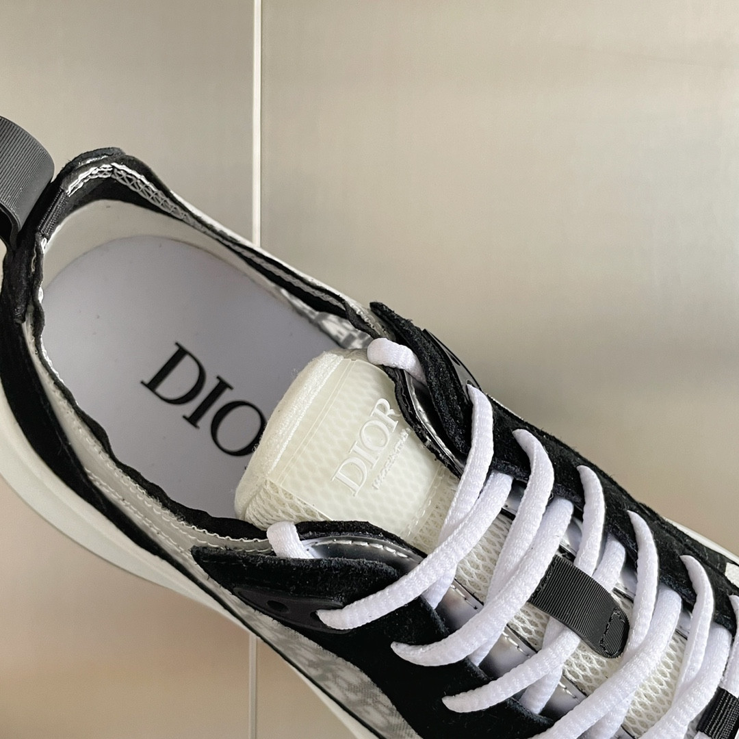UA D10r B25 Runner Sneaker