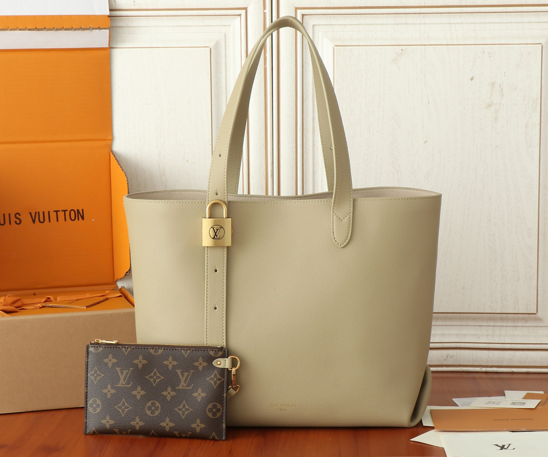 LV Low Key Cabas MM M25343 47x30x14cm