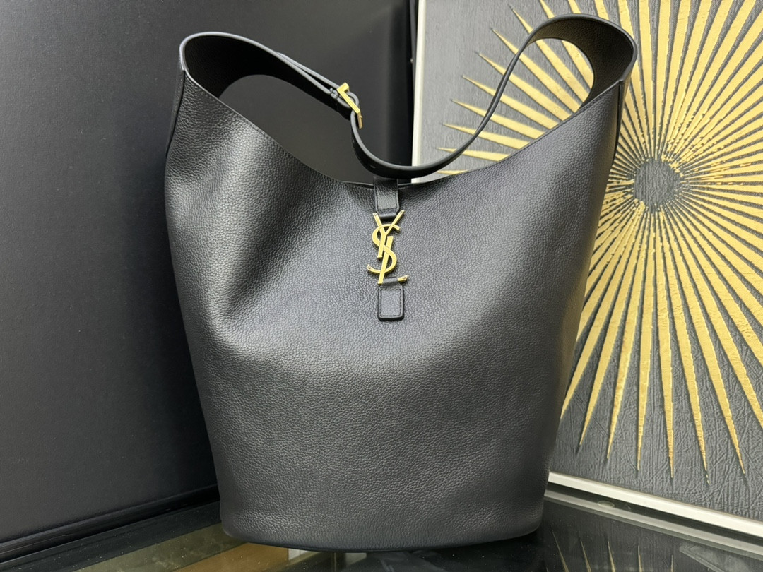 Y51 LE 5 À 7 hobo in grained leather 26x31.5x13.5cm