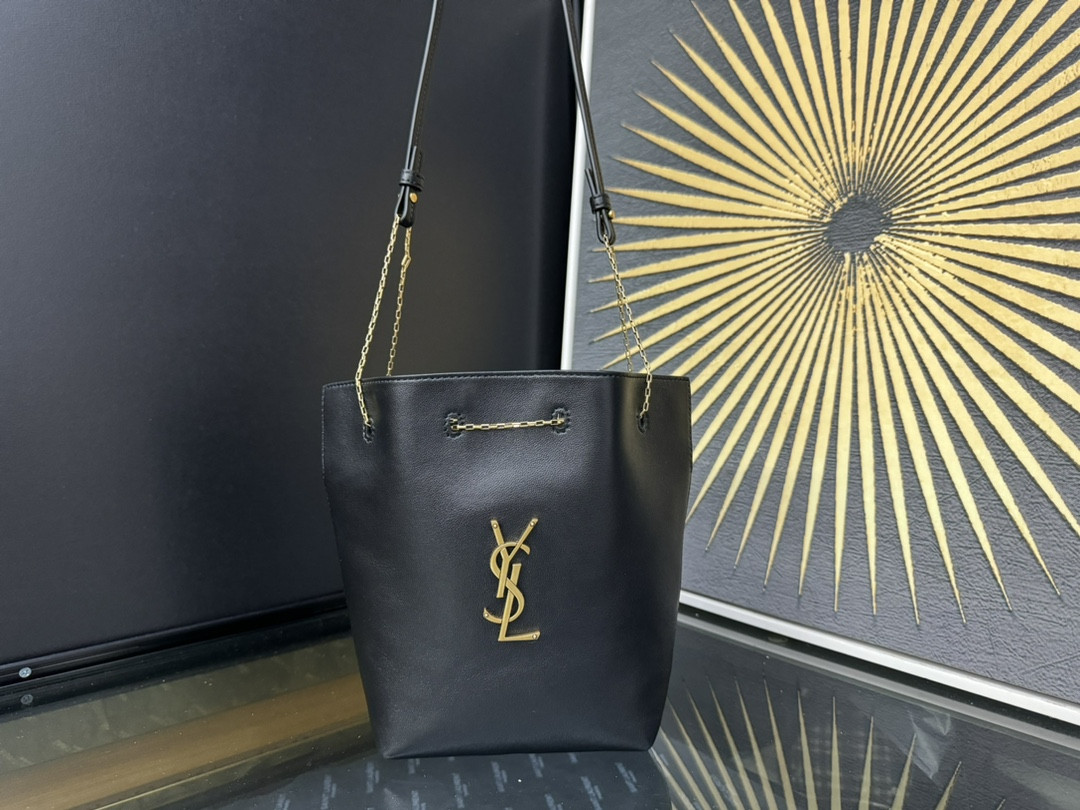 Y51 POCHON in lambskin 20x24x3cm