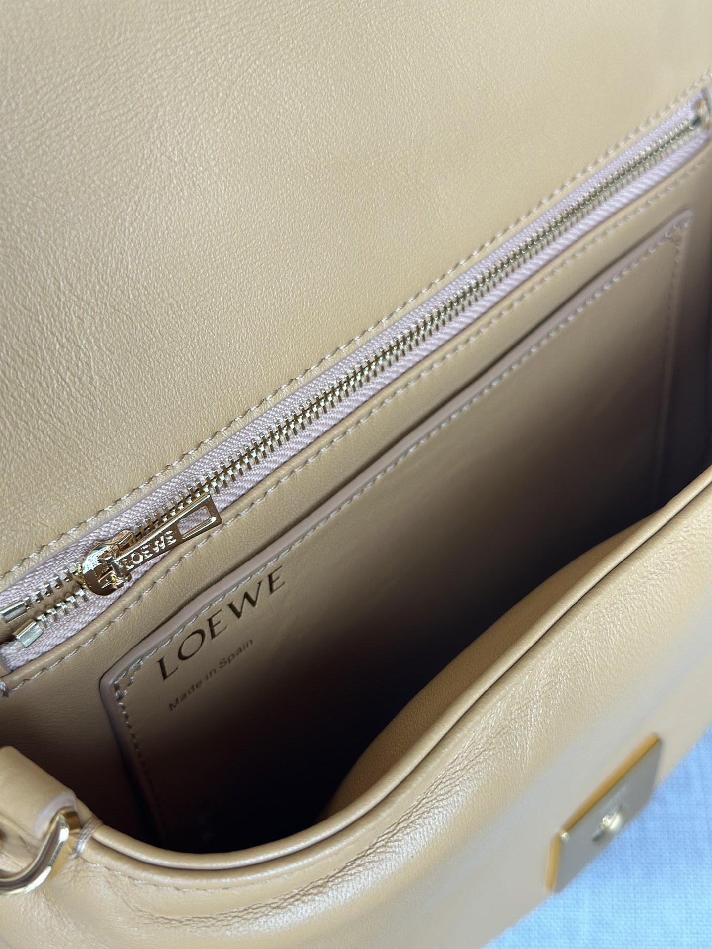 L0ew* Puffer Goya in pleated shiny nappa lambskin 23x17x9cm