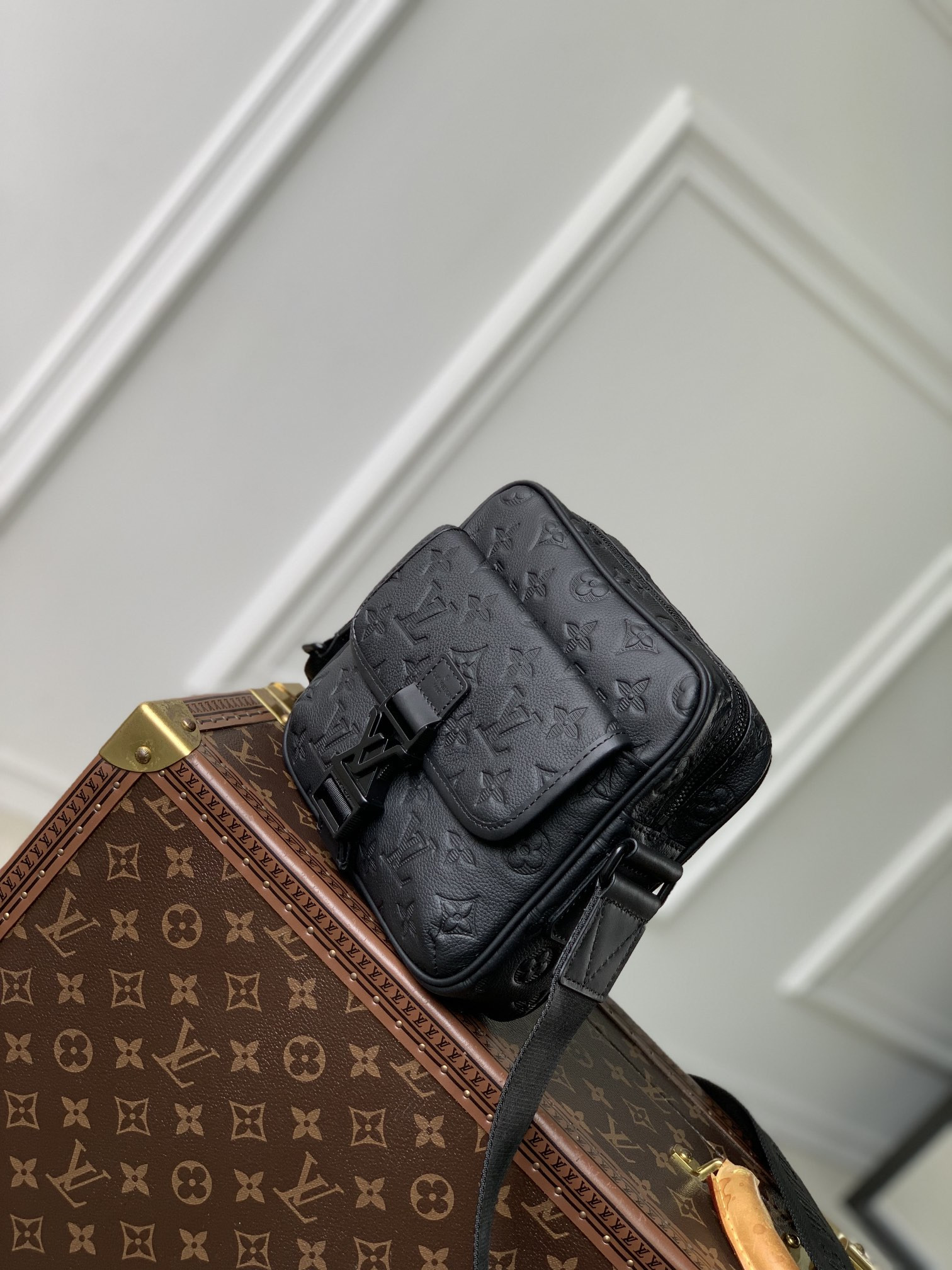 LV Getaway Messenger M12516 17 x 7.8 x 18 cm