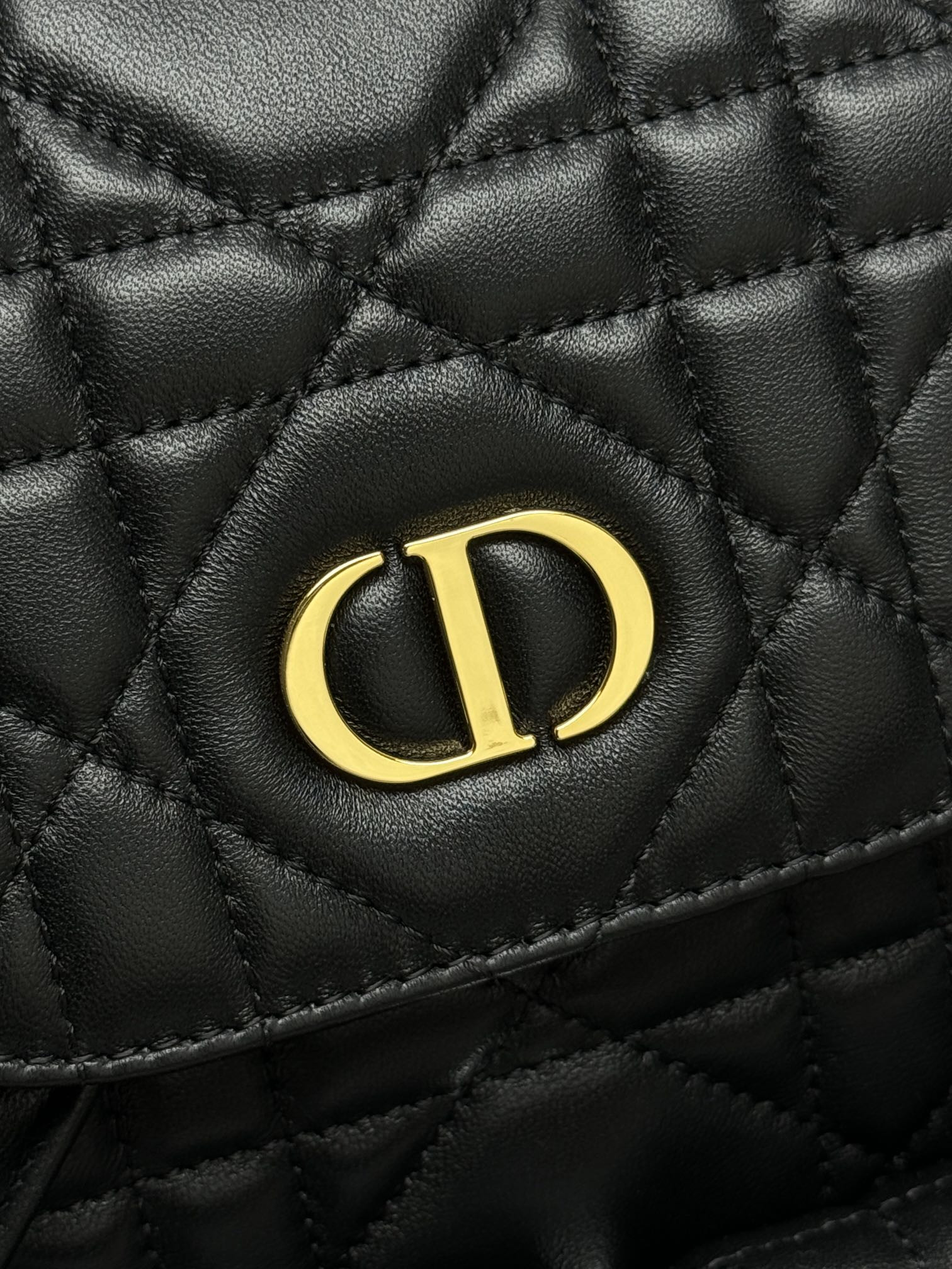 D10r Caro Backpack Medium 23 x 26.7 x 12.5 cm
