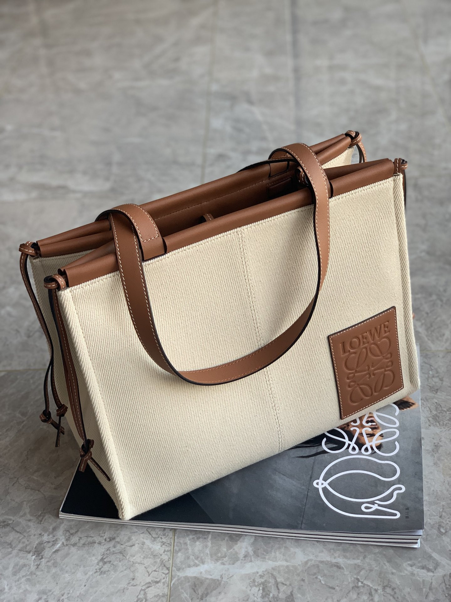 L0ew* Cushion tot Canvas and calfskin 35x27x19cm