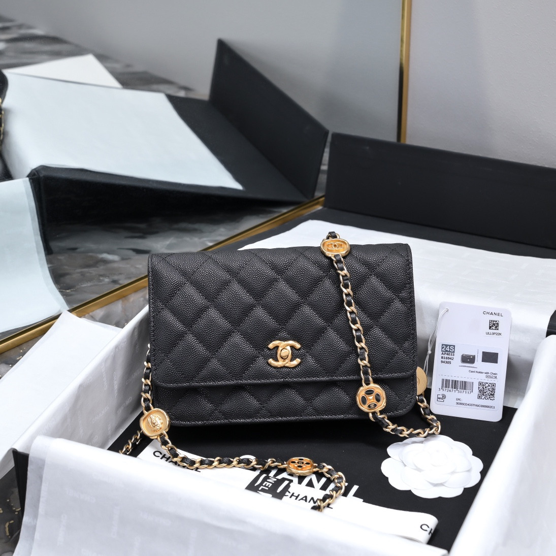 Ch**el WOC CLASSIC WALLET ON CHAIN 19cm