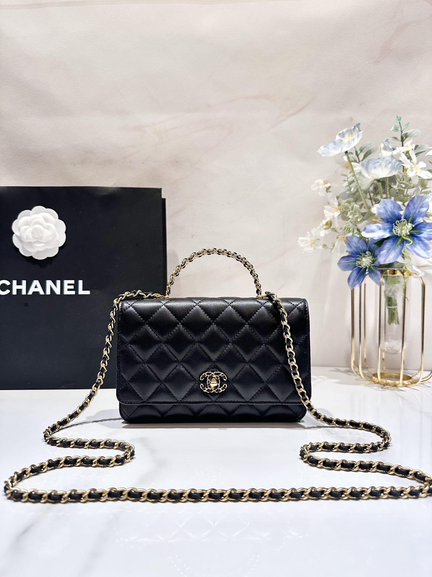 Ch**el WOC CLASSIC WALLET ON CHAIN 19cm