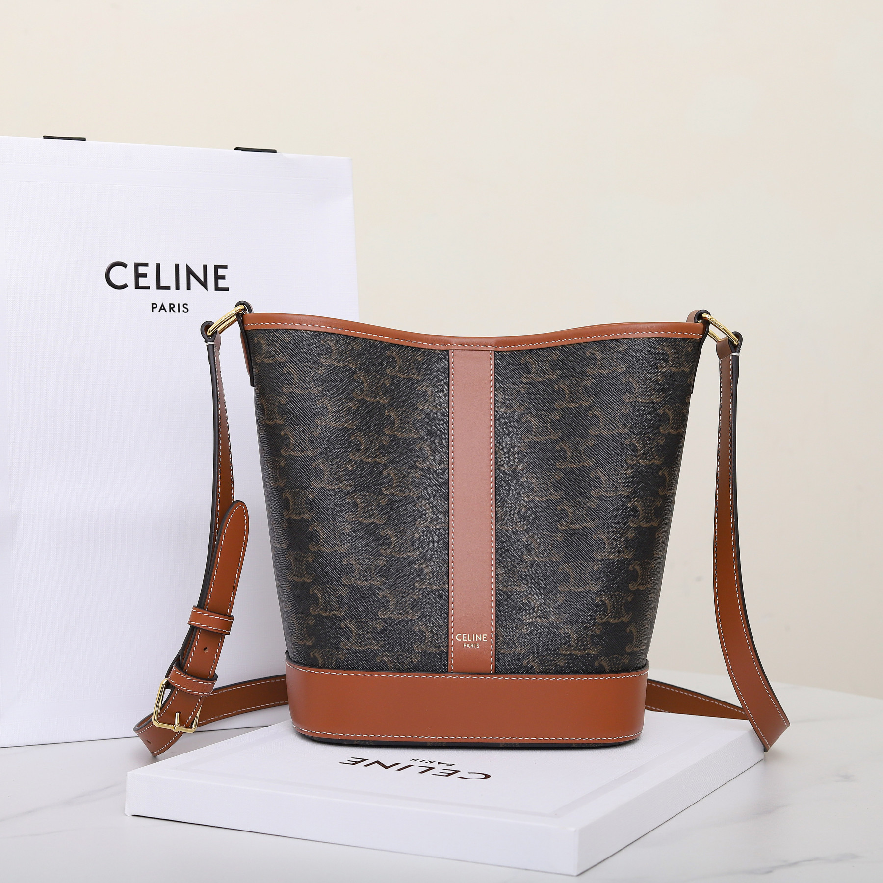Ce1i*e SMALL BUCKET IN TRIOMPHE CANVAS AND CALFSKIN 191442 30x22x13cm