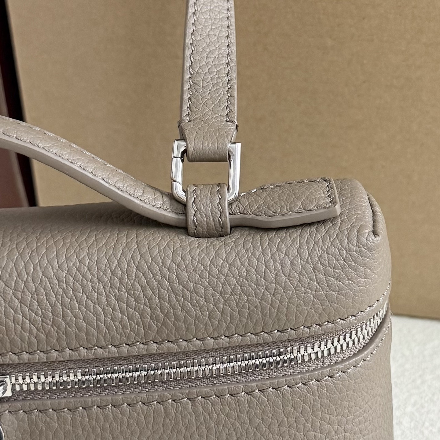 L0r0 P1ana Extra Pocket L19 Grained Calfskin 11 x 19 x 6.5 cm