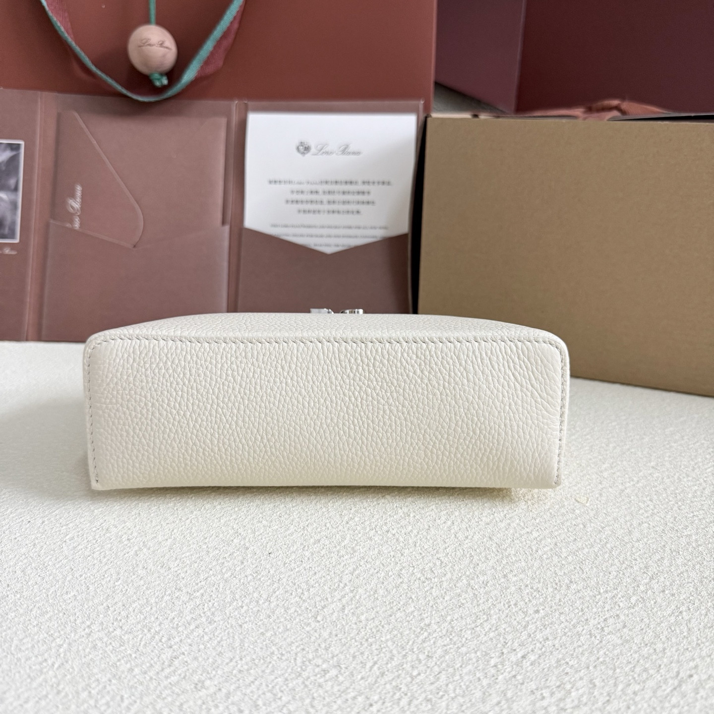 L0r0 P1ana Extra Pocket L19 Grained Calfskin 11 x 19 x 6.5 cm