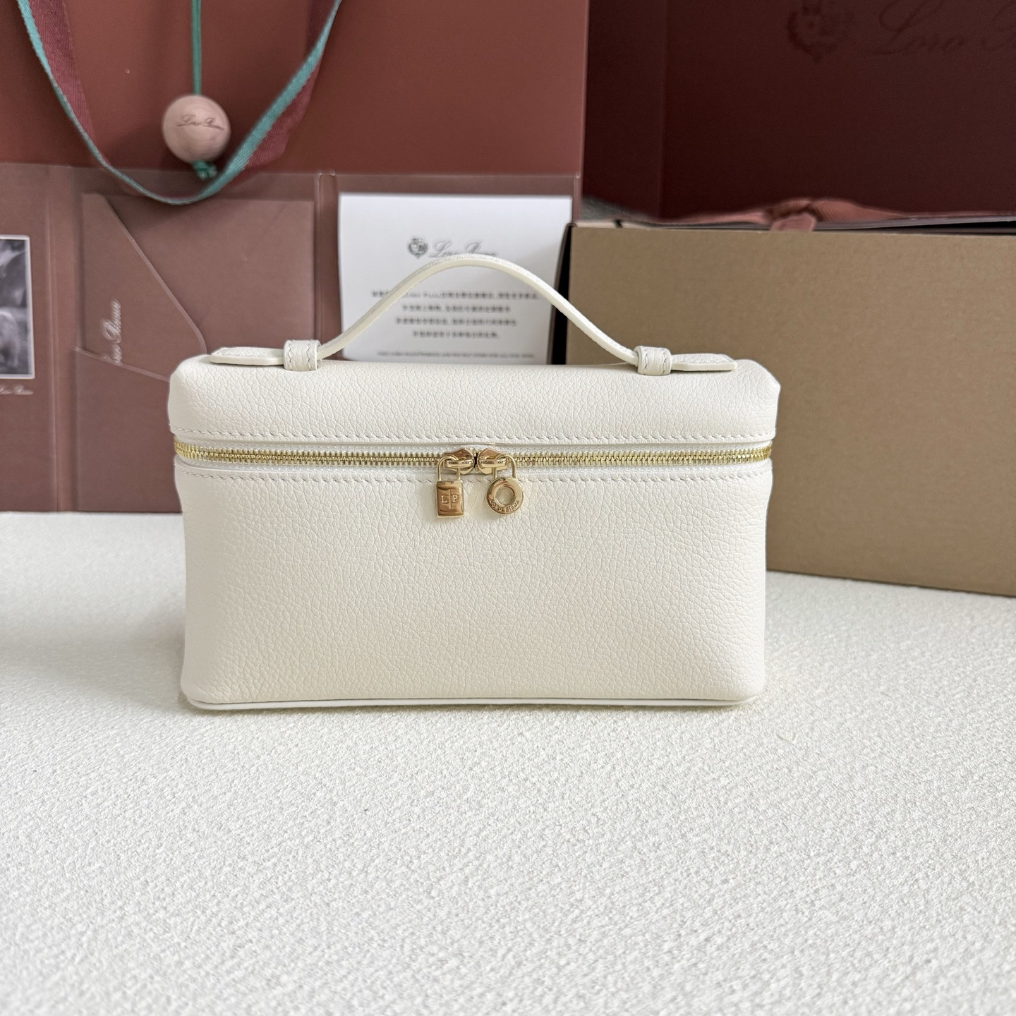 L0r0 P1ana Extra Pocket L19 Grained Calfskin 11 x 19 x 6.5 cm