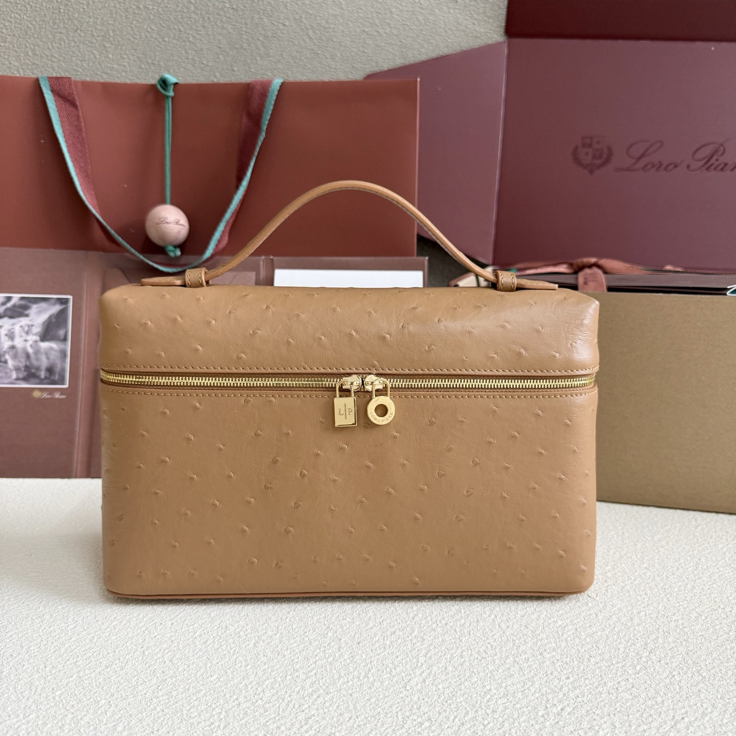 L0r0 P1ana Extra Pocket L27 Ostrich-grained Leather 16x27x10cm