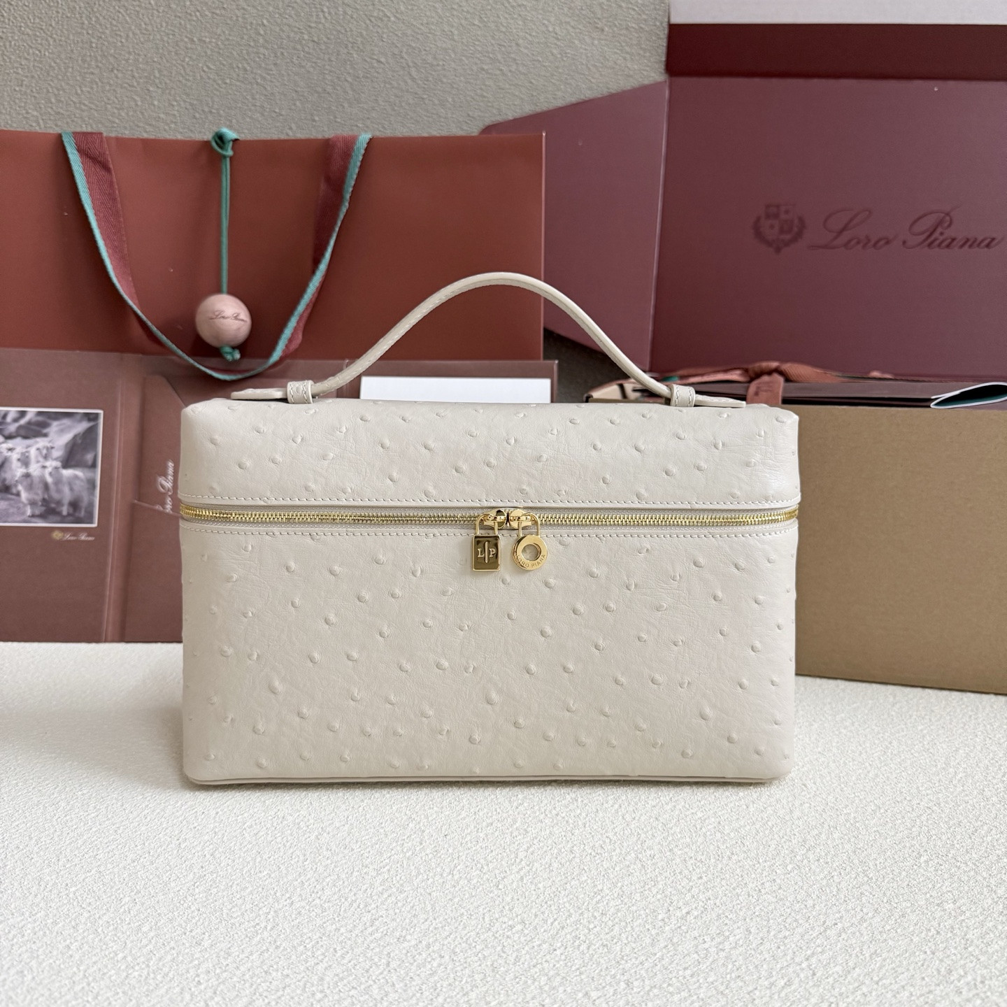 L0r0 P1ana Extra Pocket L27 Ostrich-grained Leather 16x27x10cm