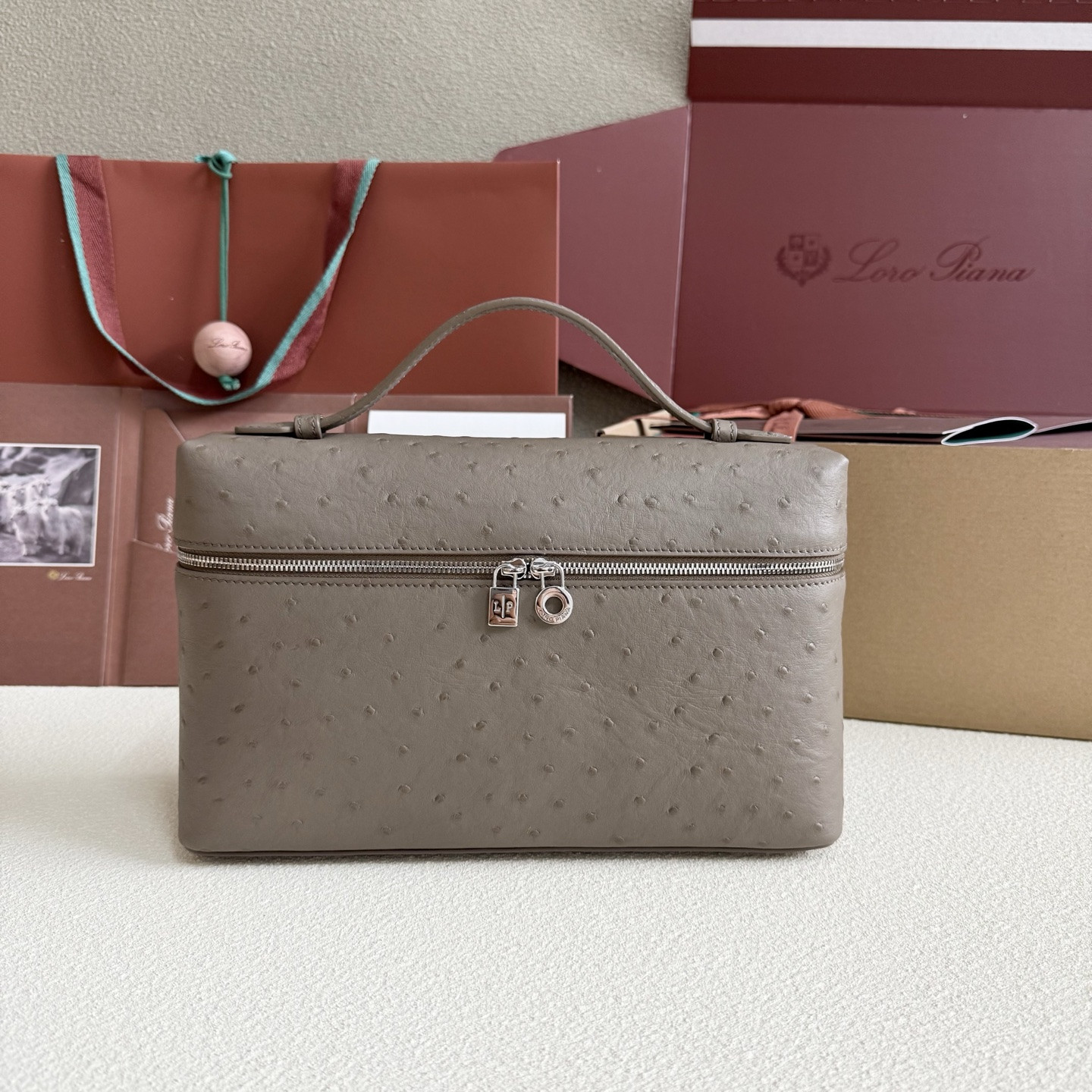 L0r0 P1ana Extra Pocket L27 Ostrich-grained Leather 16x27x10cm