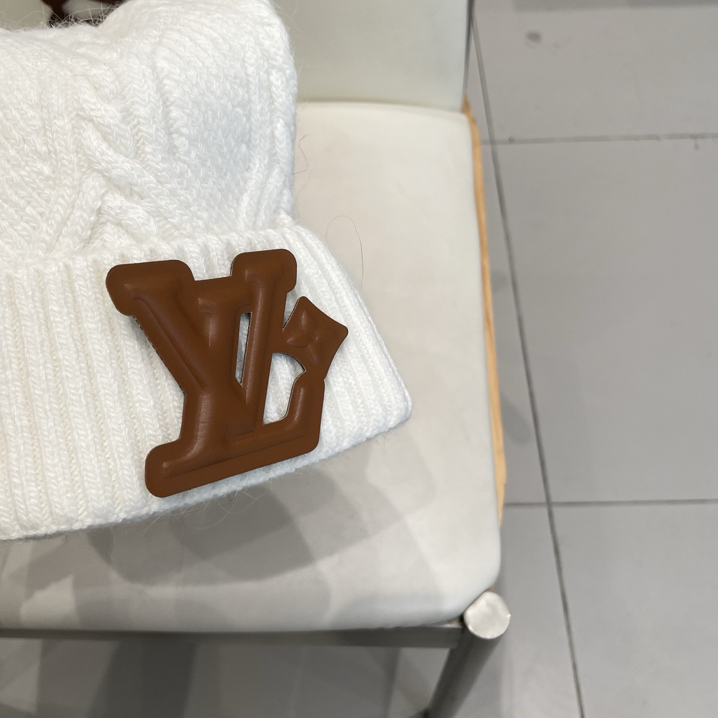 l0vis Vvtt0n beanie 70% wool 30% rabbit hair