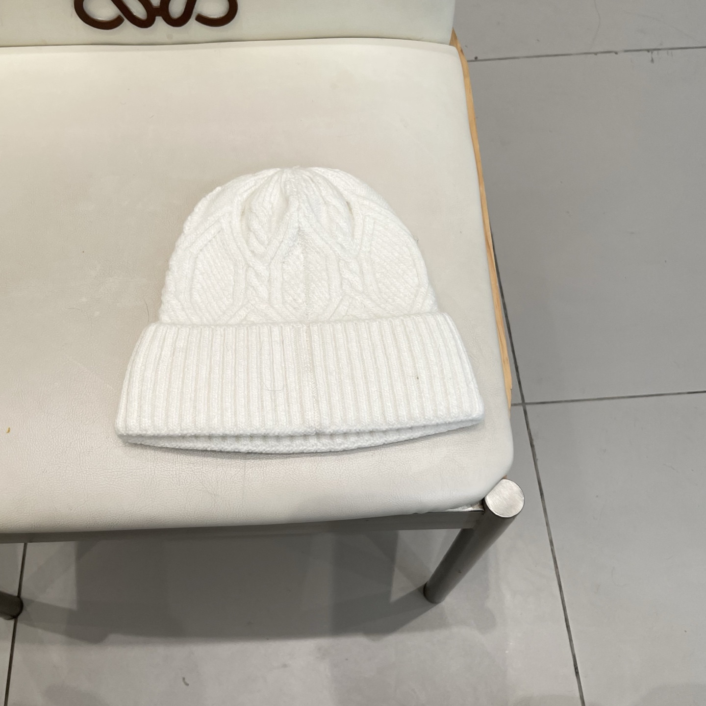 l0vis Vvtt0n beanie 70% wool 30% rabbit hair