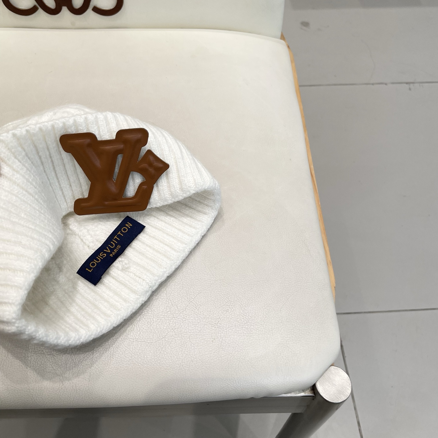 l0vis Vvtt0n beanie 70% wool 30% rabbit hair
