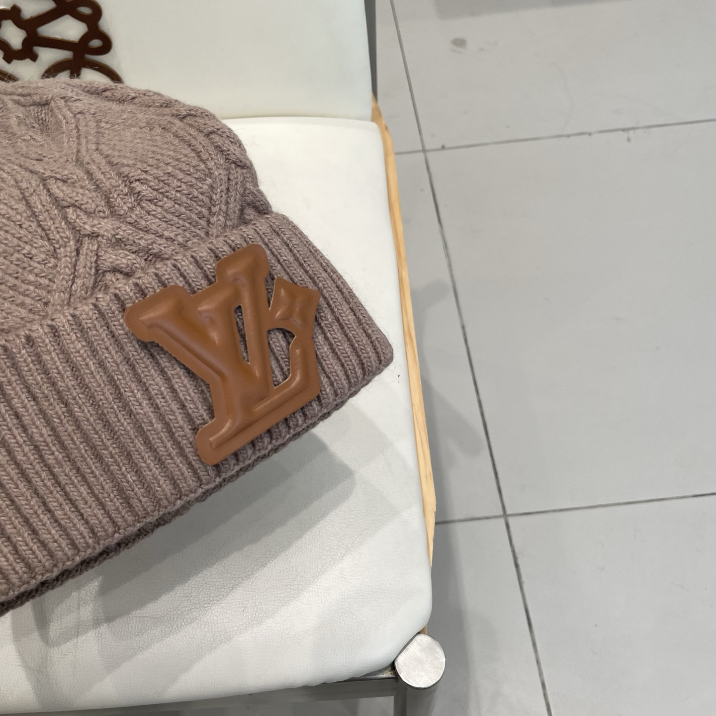 l0vis Vvtt0n beanie 70% wool 30% rabbit hair