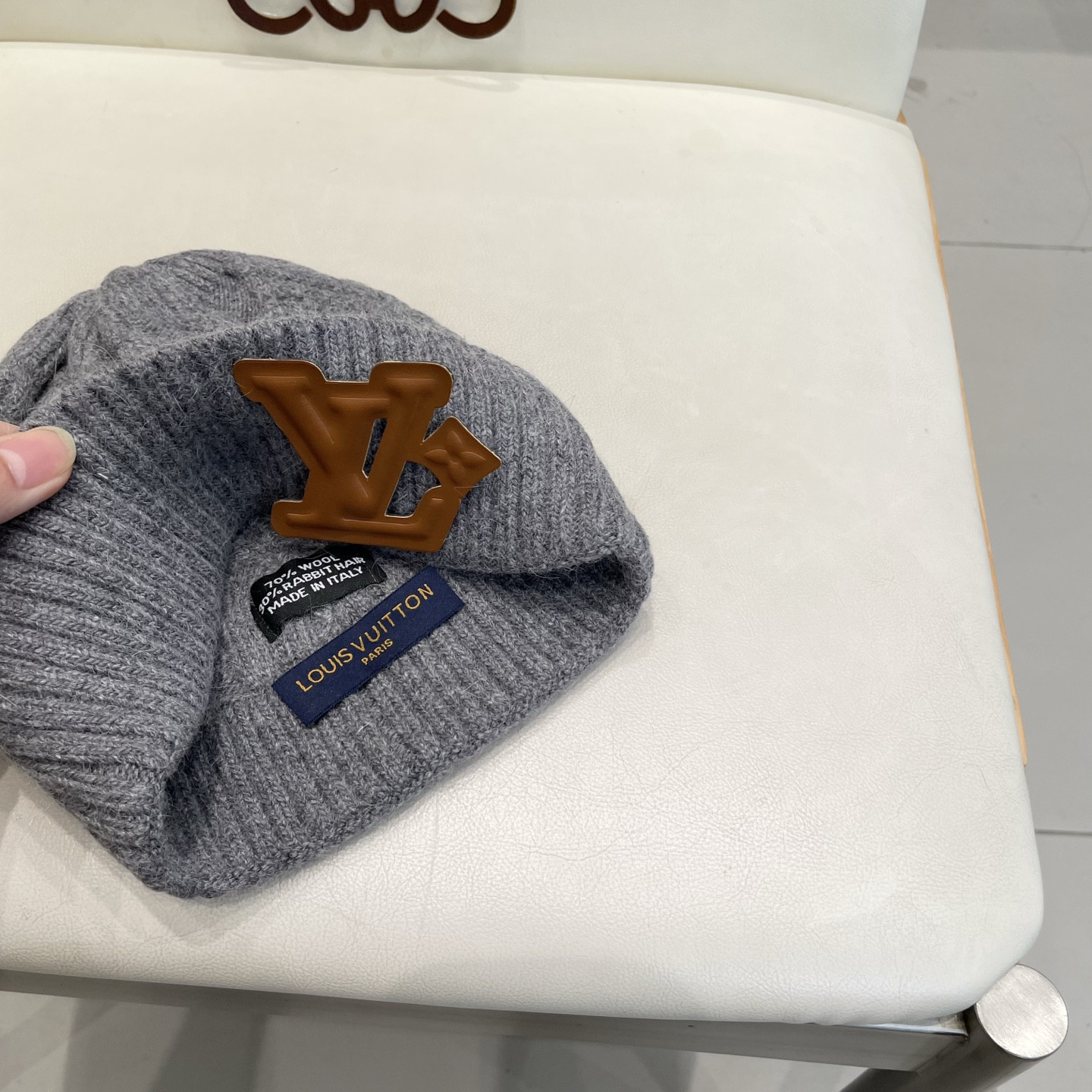 l0vis Vvtt0n beanie 70% wool 30% rabbit hair