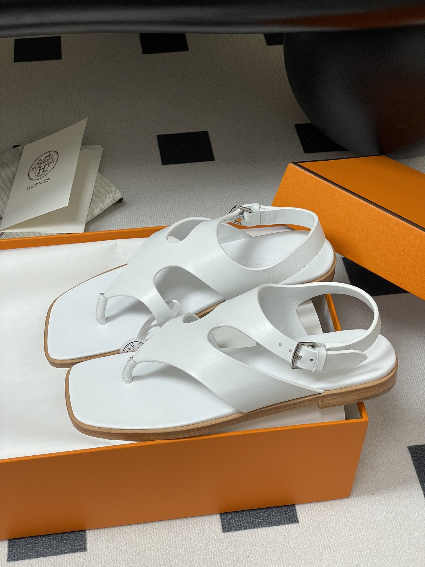 ua H**me5 karen sandal
