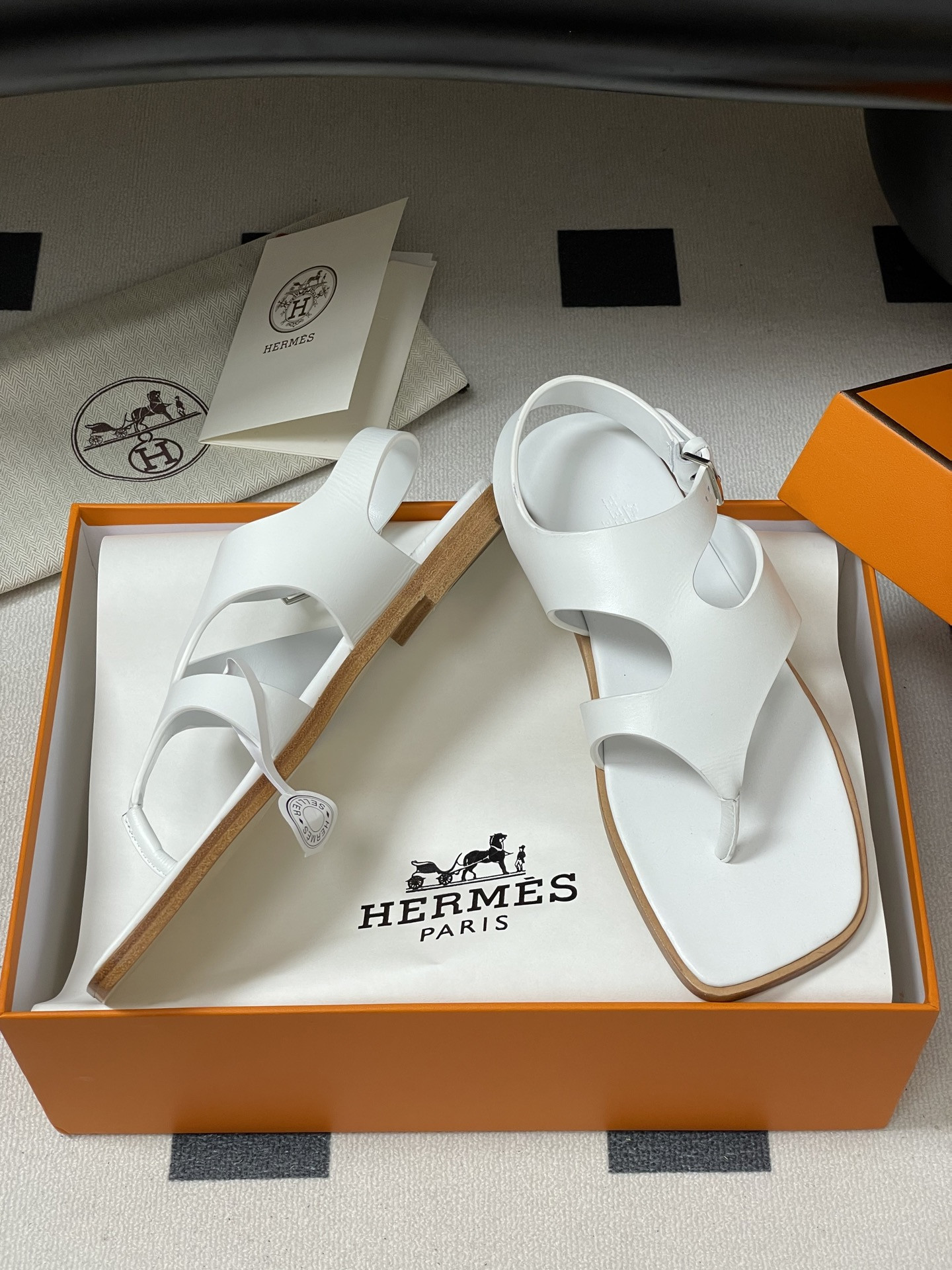 ua H**me5 karen sandal