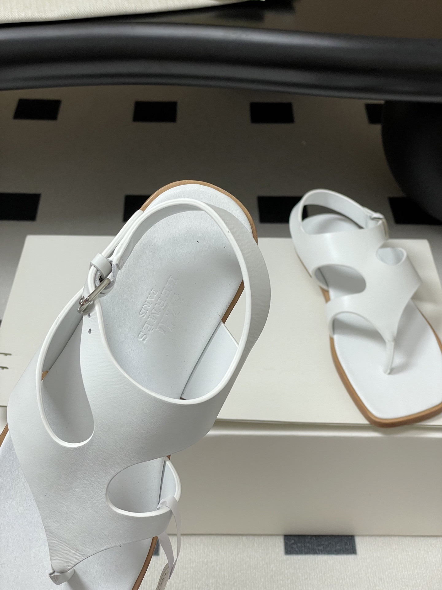 ua H**me5 karen sandal
