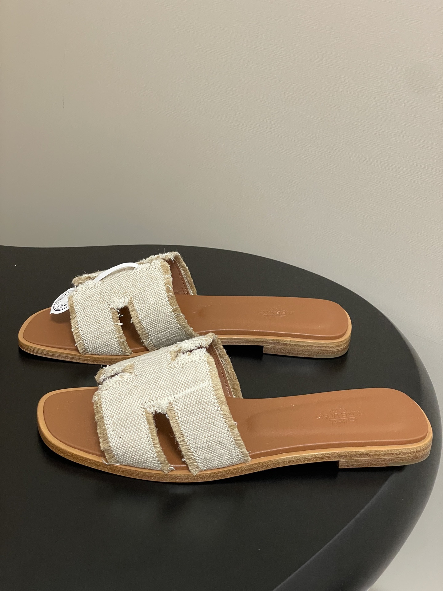 ua H**me5 oran sandal