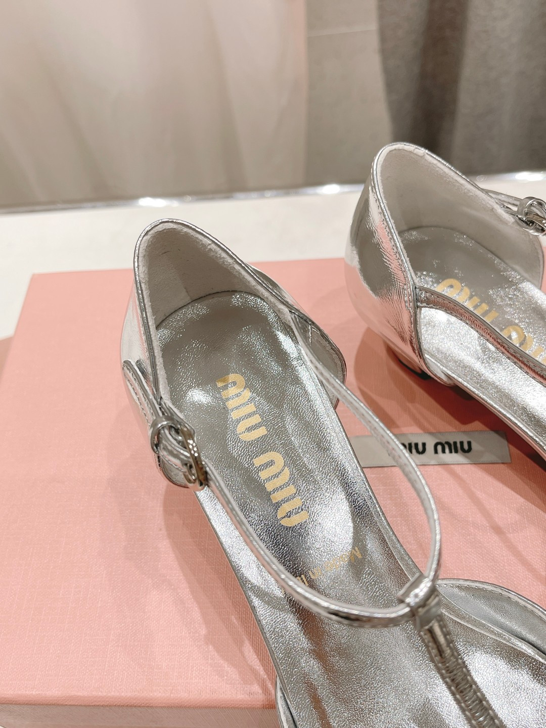 ua M1v M1v square-toe t-strap low-heeled shoes