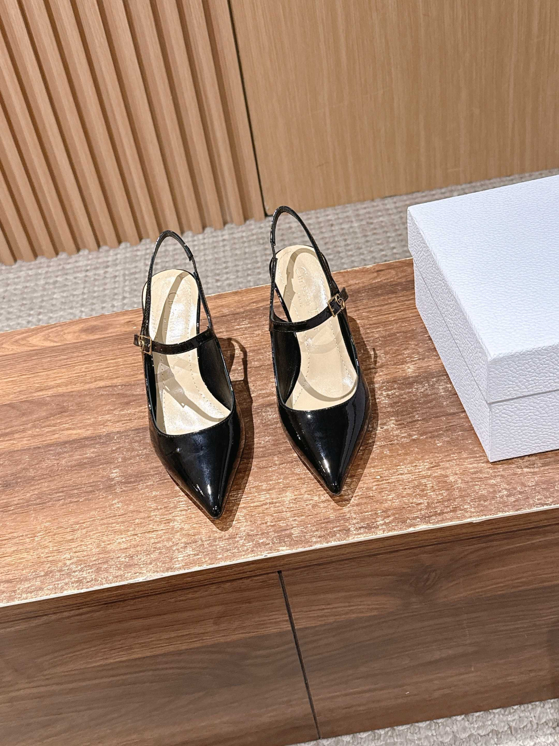 ua D10r icon slingback pump