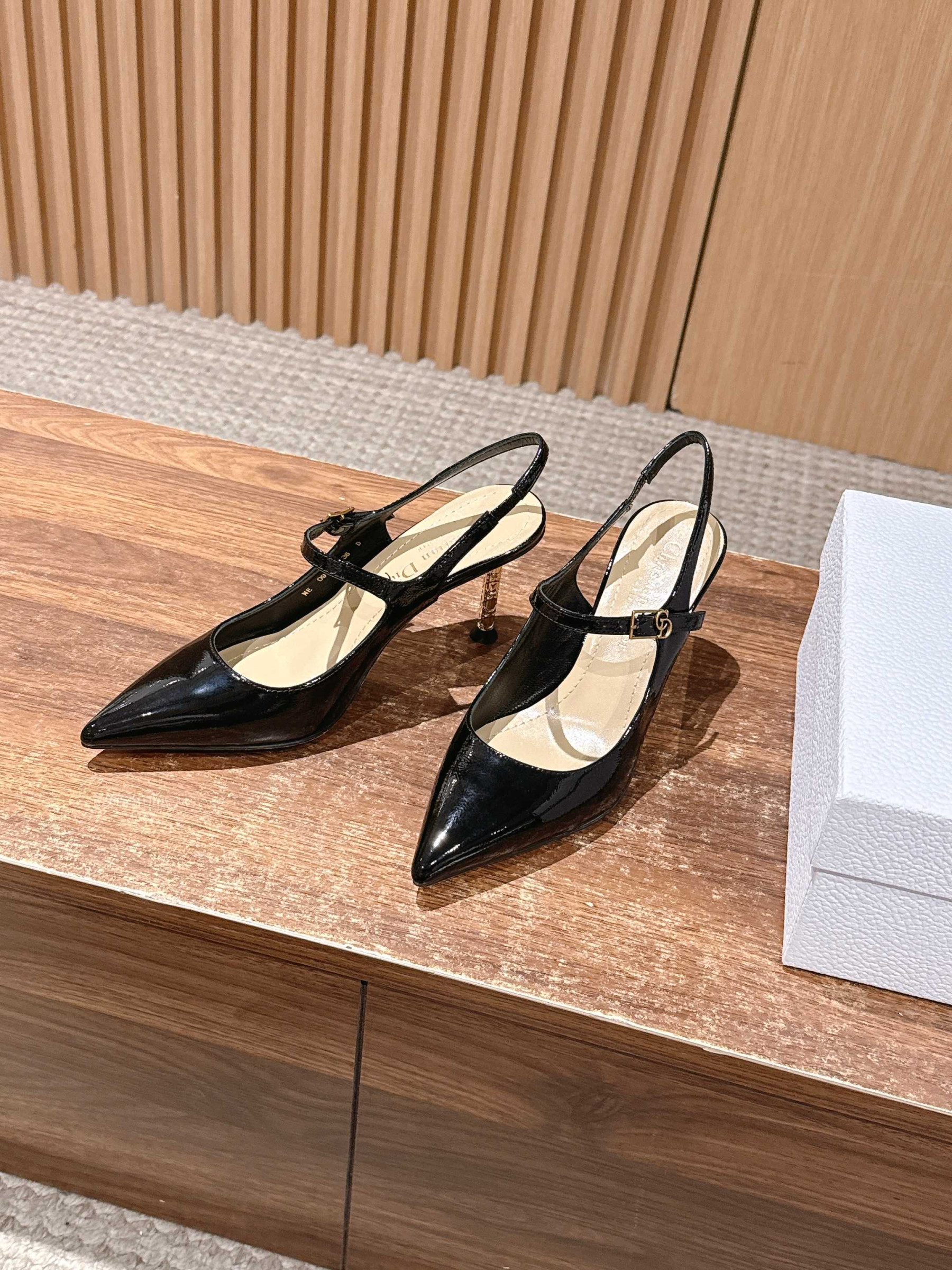 ua D10r icon slingback pump