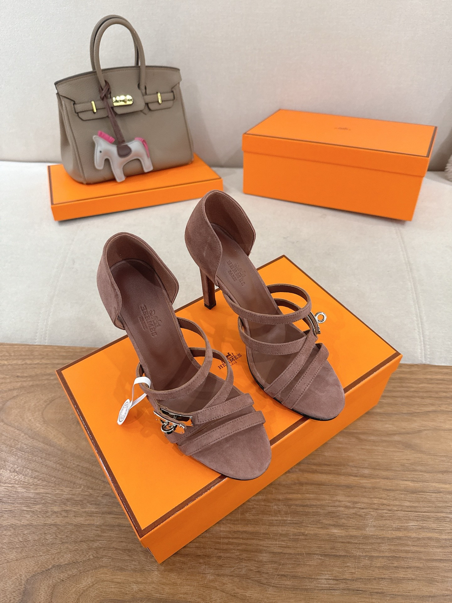 ua H**me5 lipstick 105 sandal