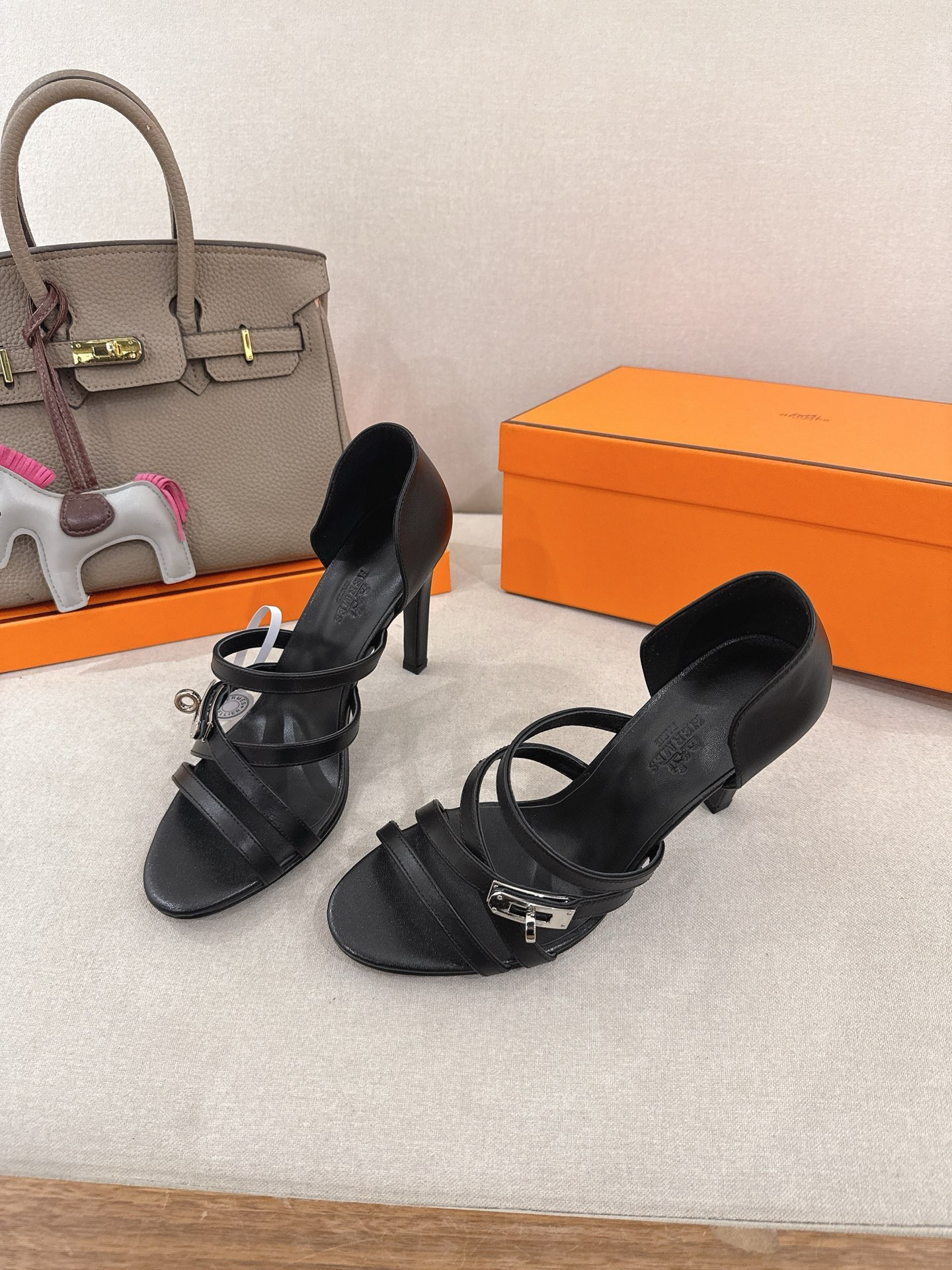 ua H**me5 lipstick 105 sandal