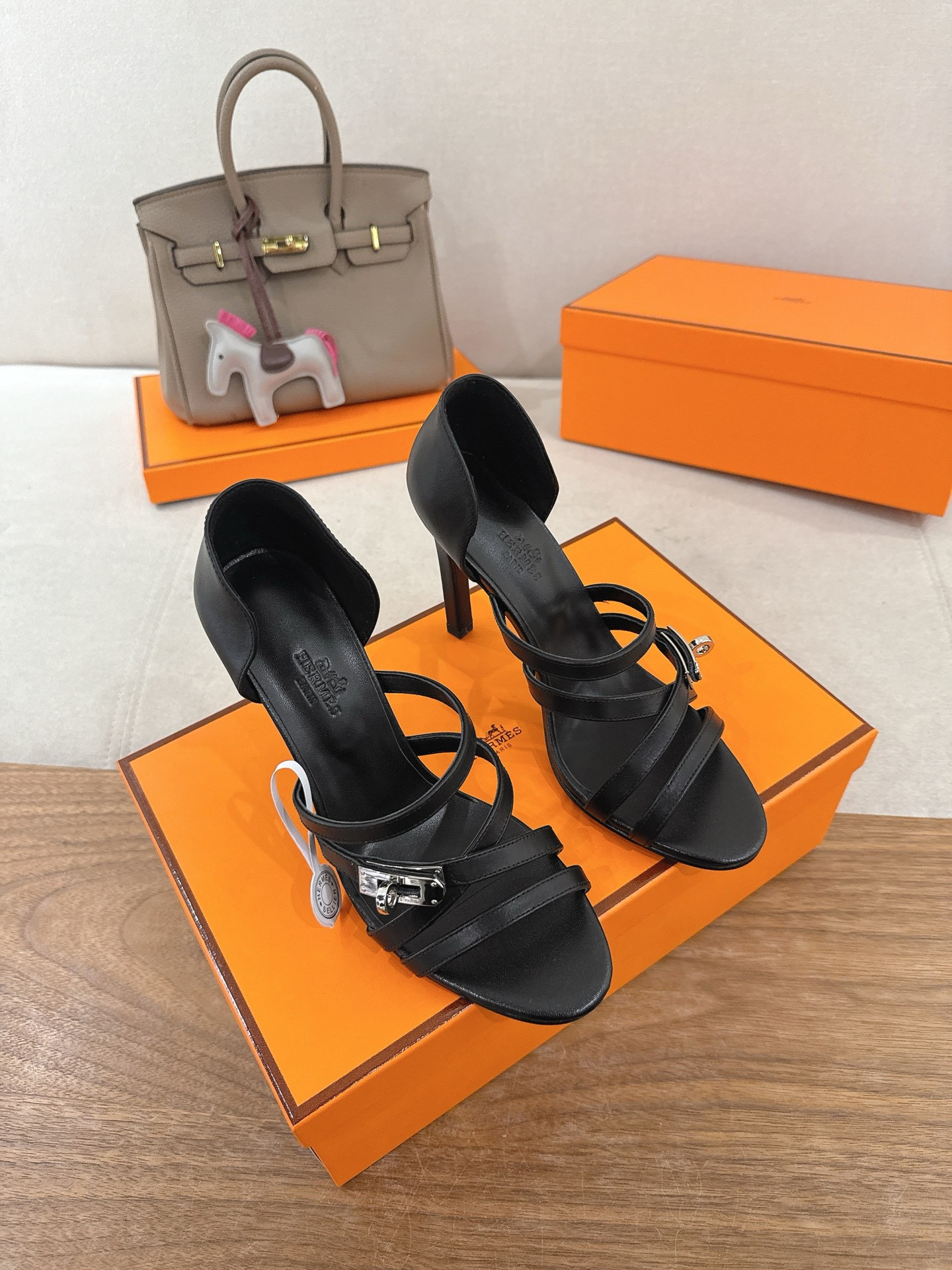 ua H**me5 lipstick 105 sandal