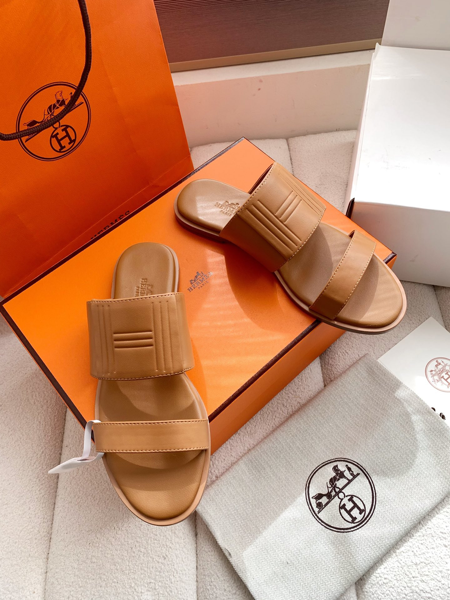 ua H**me5 mona sandal