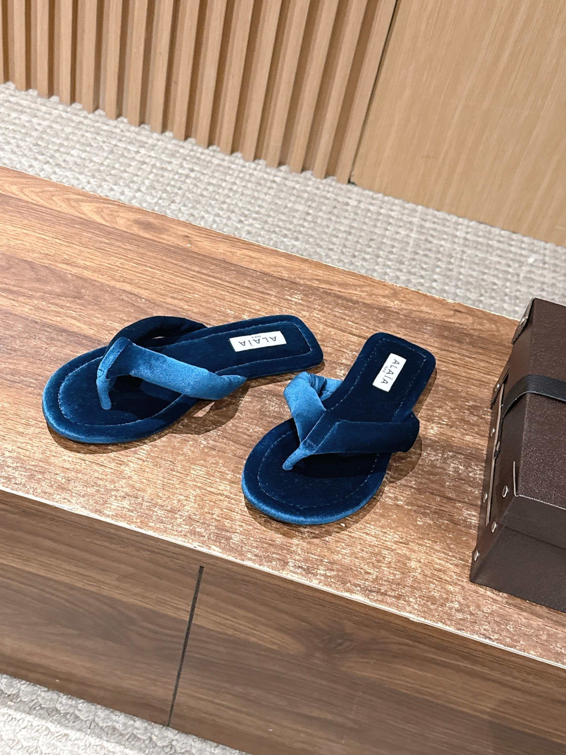 ua A1a1a thong mules in velvet