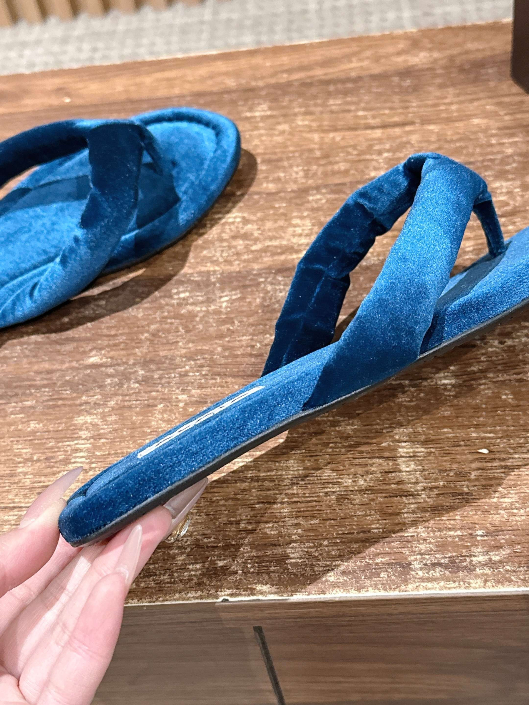 ua A1a1a thong mules in velvet