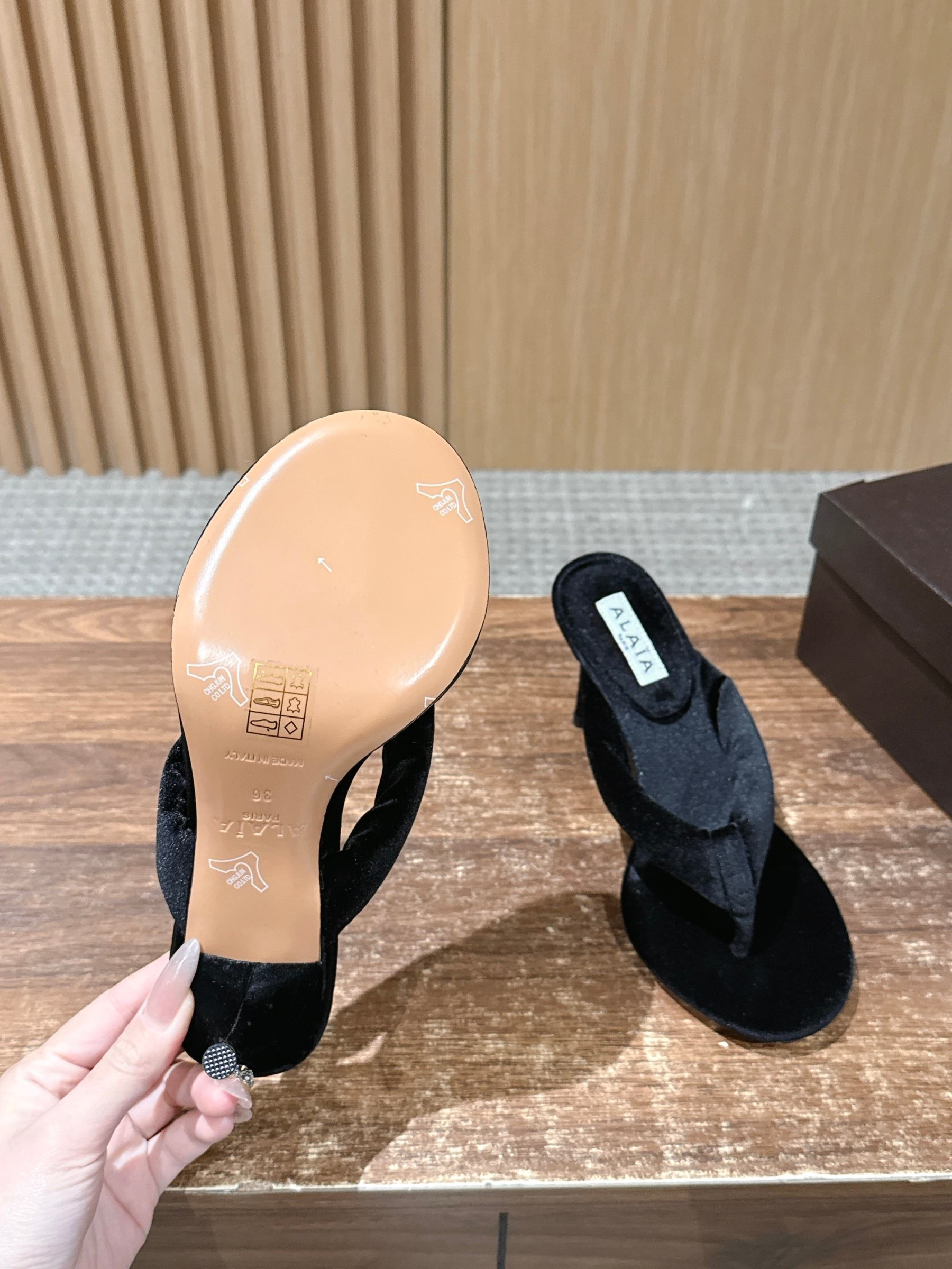 ua A1a1a heel thong mules in velvet 10cm