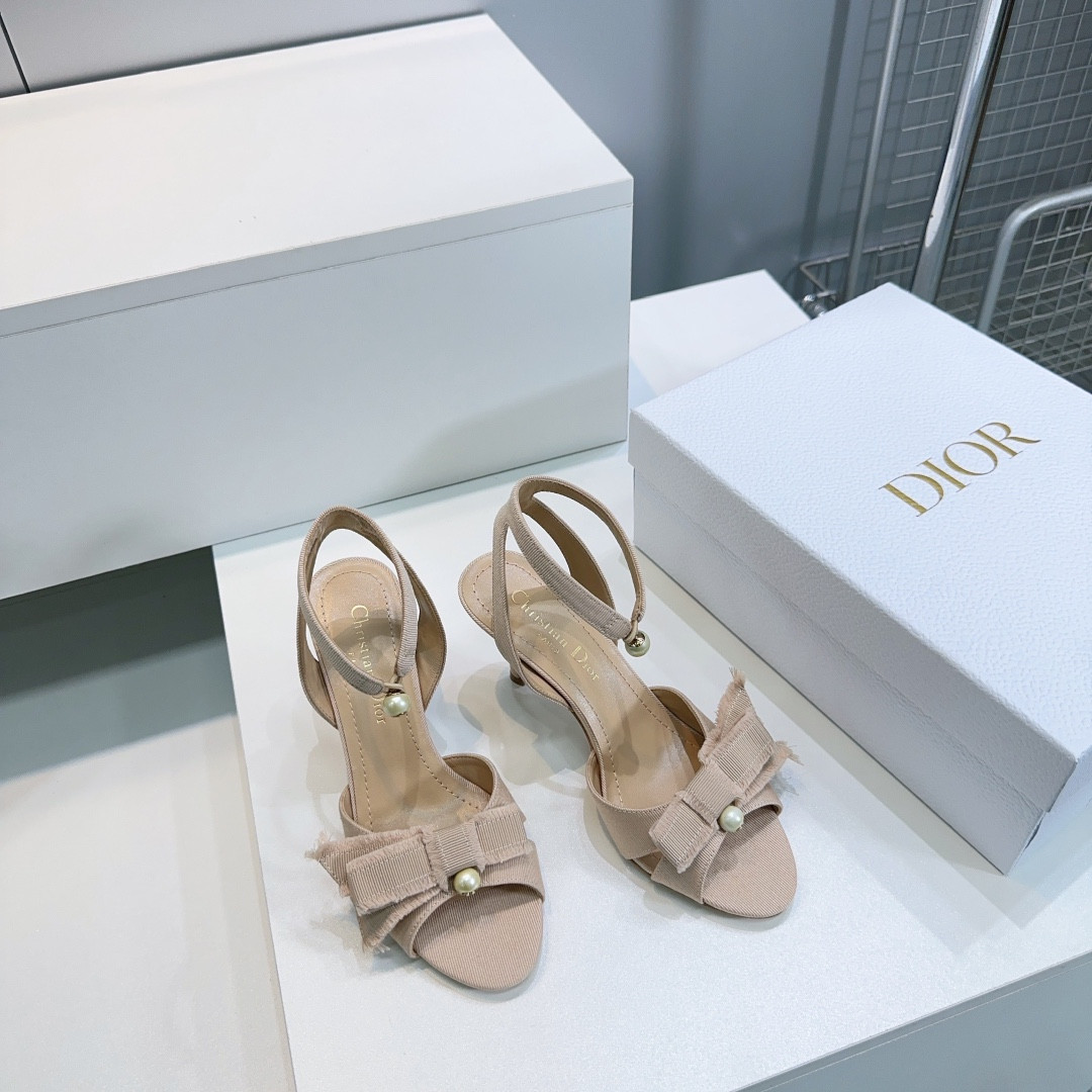 ua D10r aD10rable heeled sandal 9cm