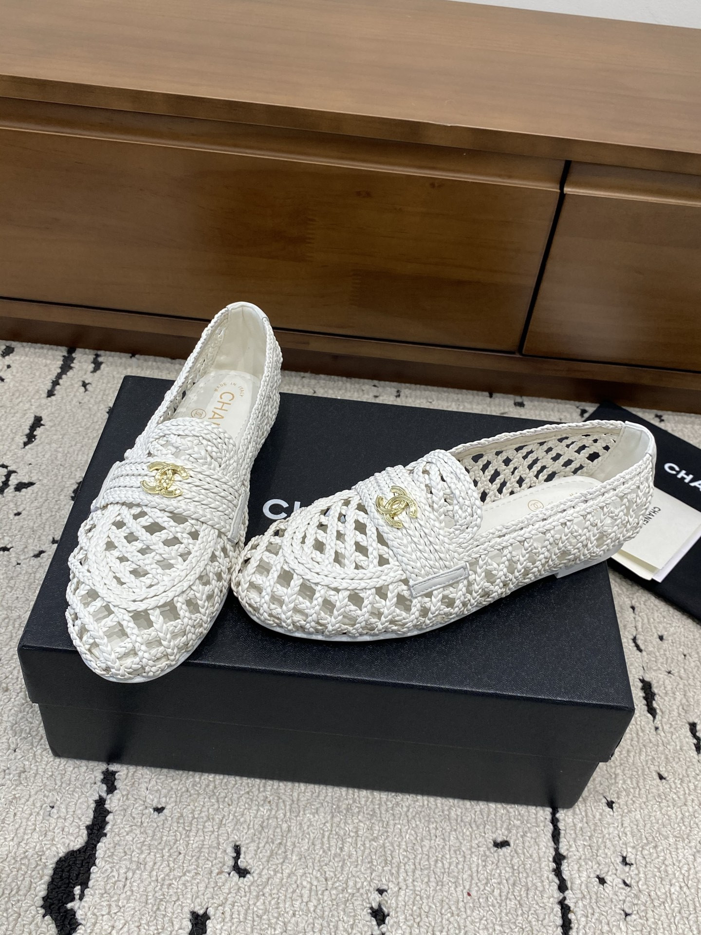 ua Ch**el flat shoes