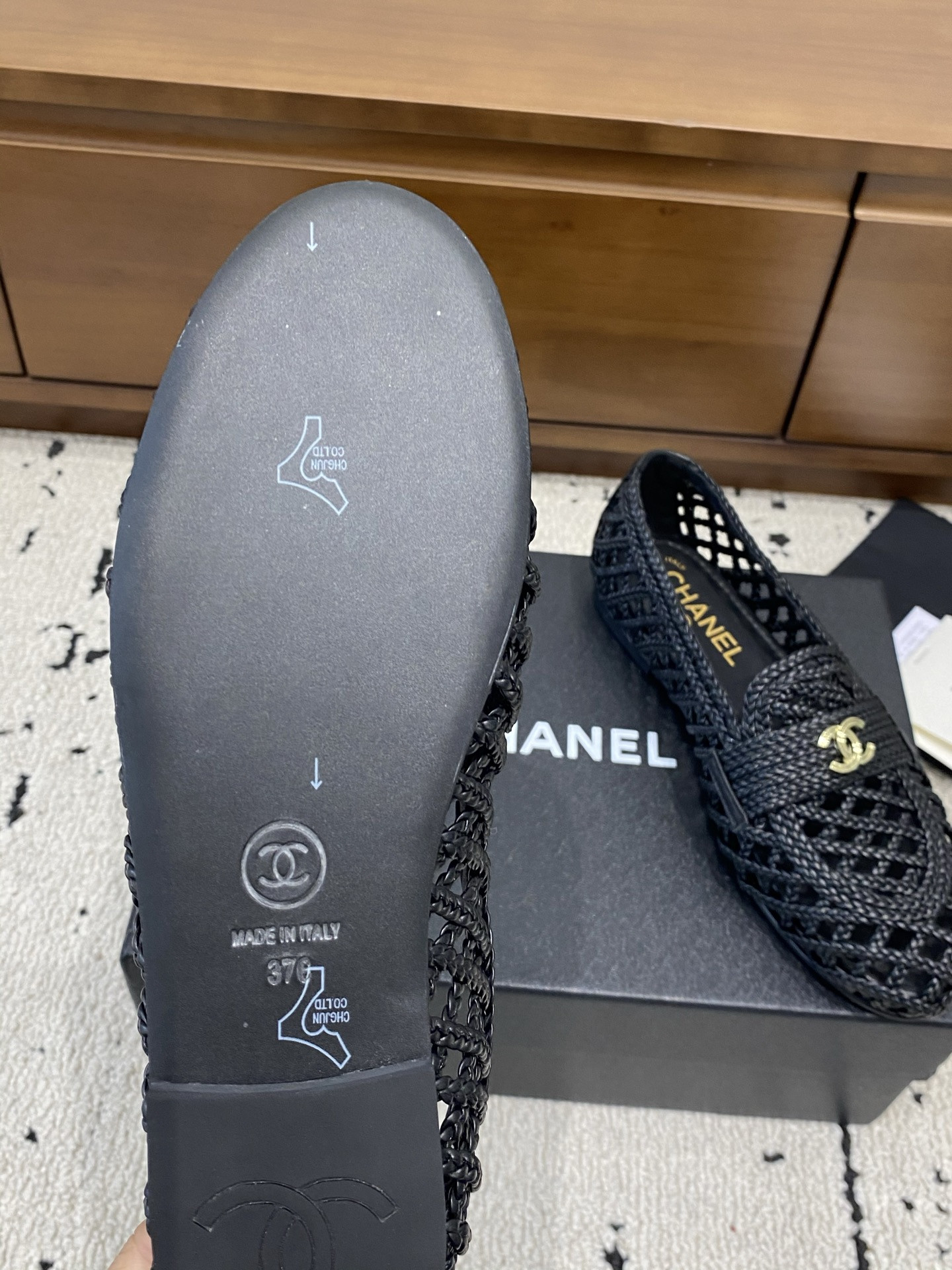 ua Ch**el flat shoes