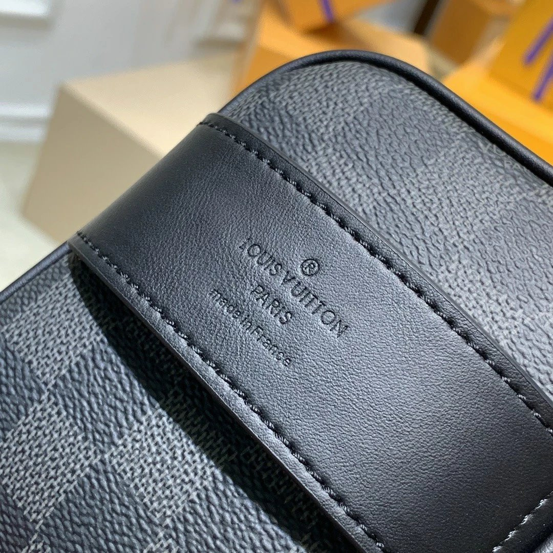LV TOILETRY POUCH N47625